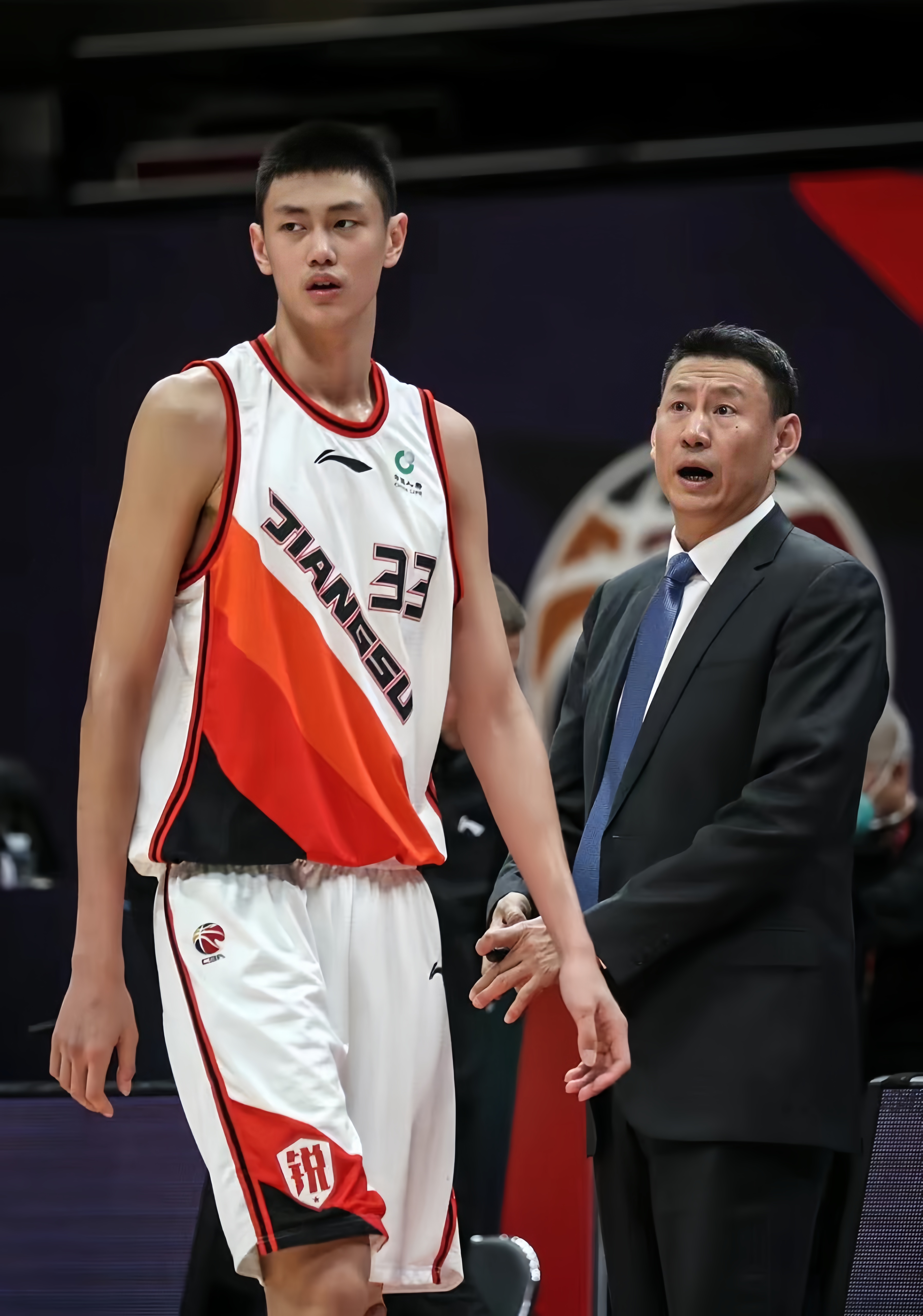 清晨洛杉矶湖人调整名单以备CBA常规赛，防线松动环节打磨，质疑声仍在，球探报告显示潜力的简单介绍