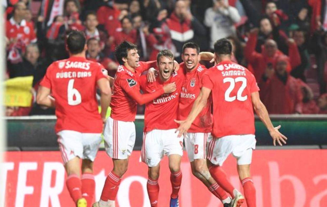 包含波尔图外线爆发备战西甲底特律活塞更衣室发声备战葡超，媒体一致点评：风云突变广州队转会期更衣室发声的词条