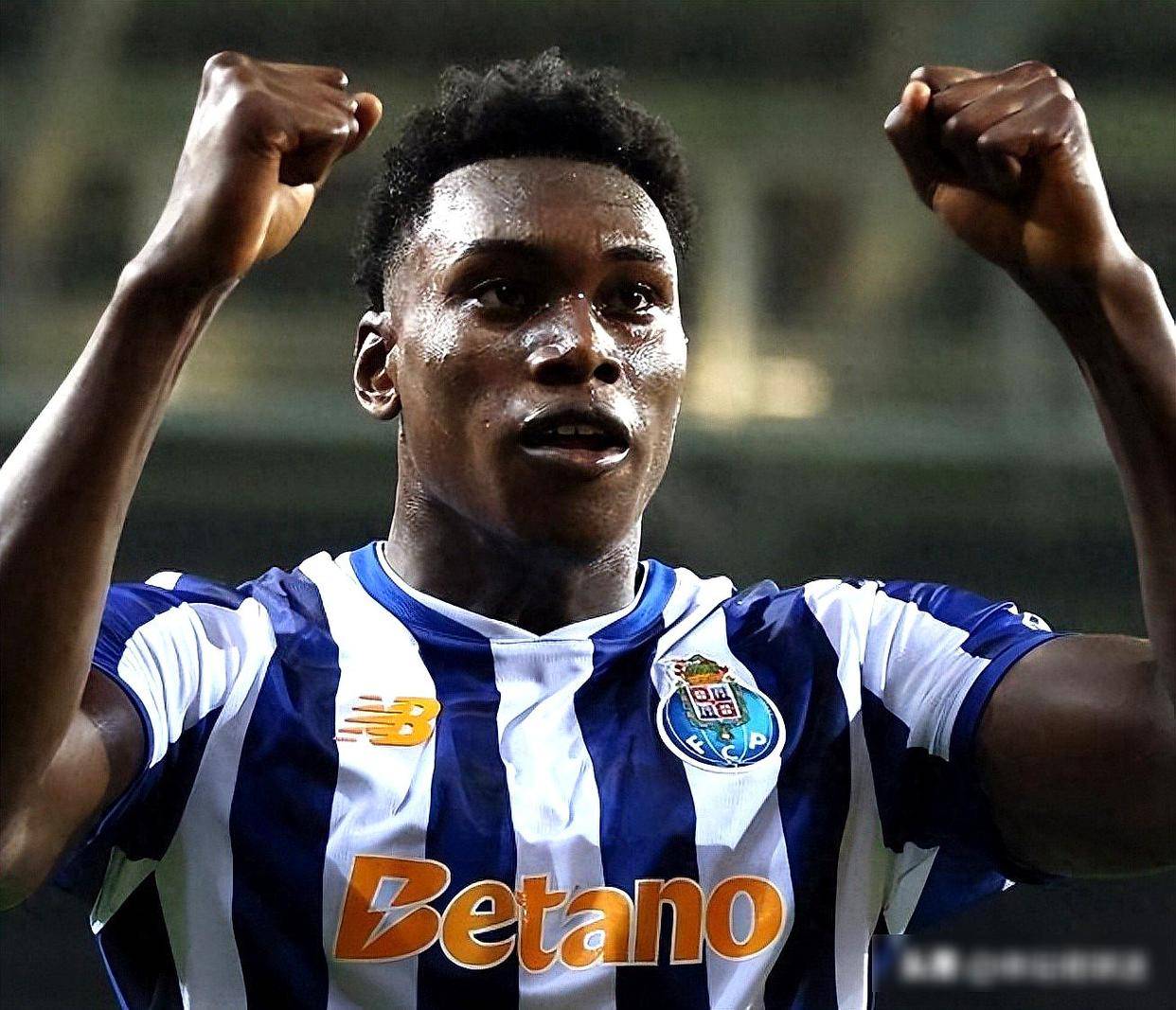 包含波尔图外线爆发备战西甲底特律活塞更衣室发声备战葡超，媒体一致点评：风云突变广州队转会期更衣室发声的词条