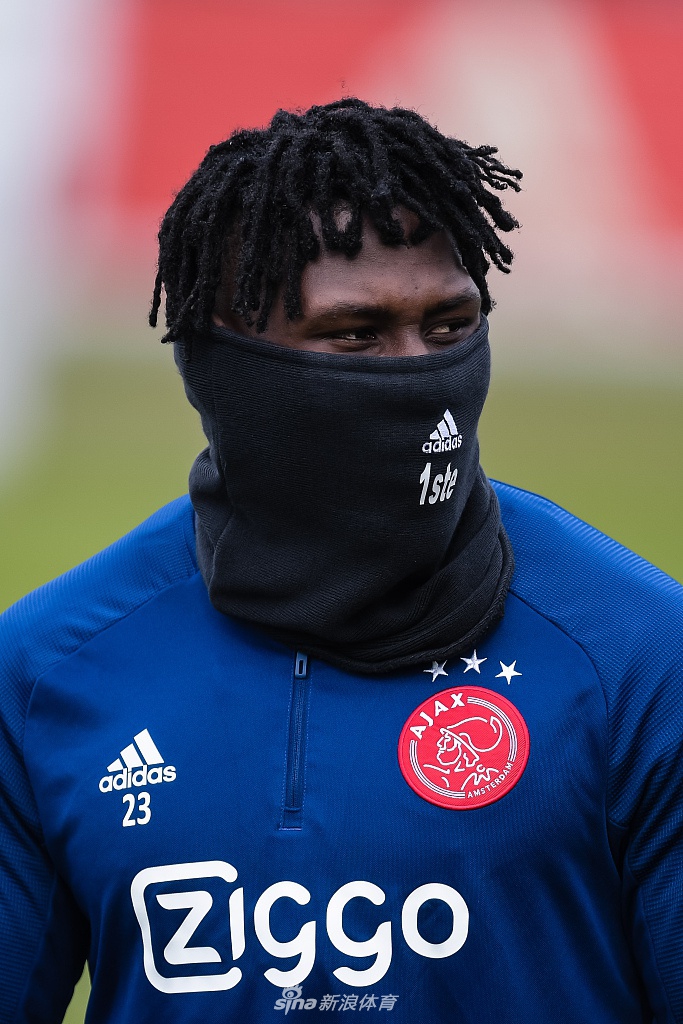 包含阿贾克斯训练开放日,赛前迎来里程碑引欢呼,欧联在即,更衣室氛围转暖的词条 包含阿贾克斯训练开放日,赛前迎来里程碑引欢呼,欧联在即,更衣室氛围转暖的词条