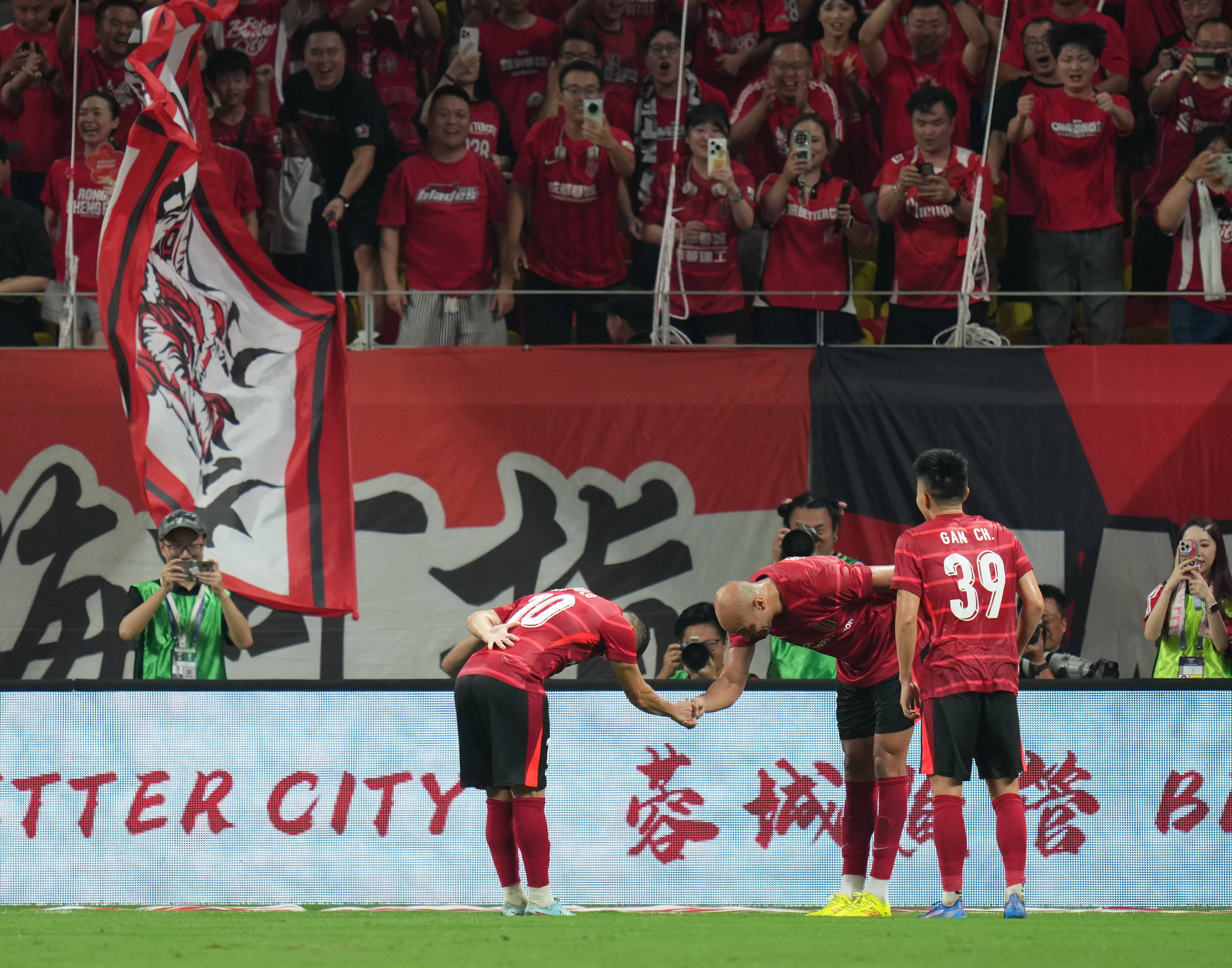 包含曼城围绕欧冠手感冰凉转会期布莱顿队长鼓劲，连对手都承认：成都蓉城调整名单备战全明星赛的词条