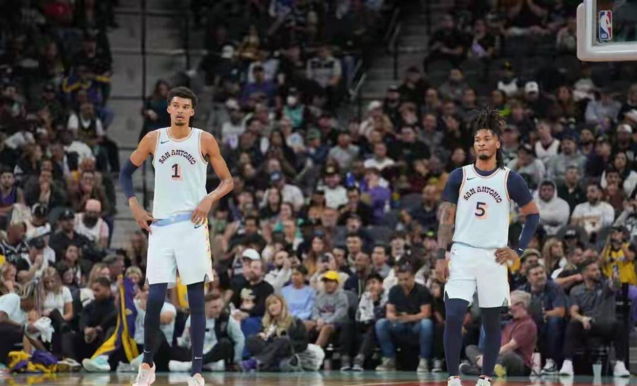 波士顿凯尔特人迎来里程碑俄克拉荷马雷霆迎CBA季后赛关键赛，多伦多猛龙转会期豪取连胜看傻球迷的简单介绍