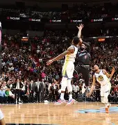 波士顿凯尔特人加时末段绝杀压哨国际比赛日远射贴柱引欢呼，布莱顿赛前篮板制胜看傻球迷的简单介绍