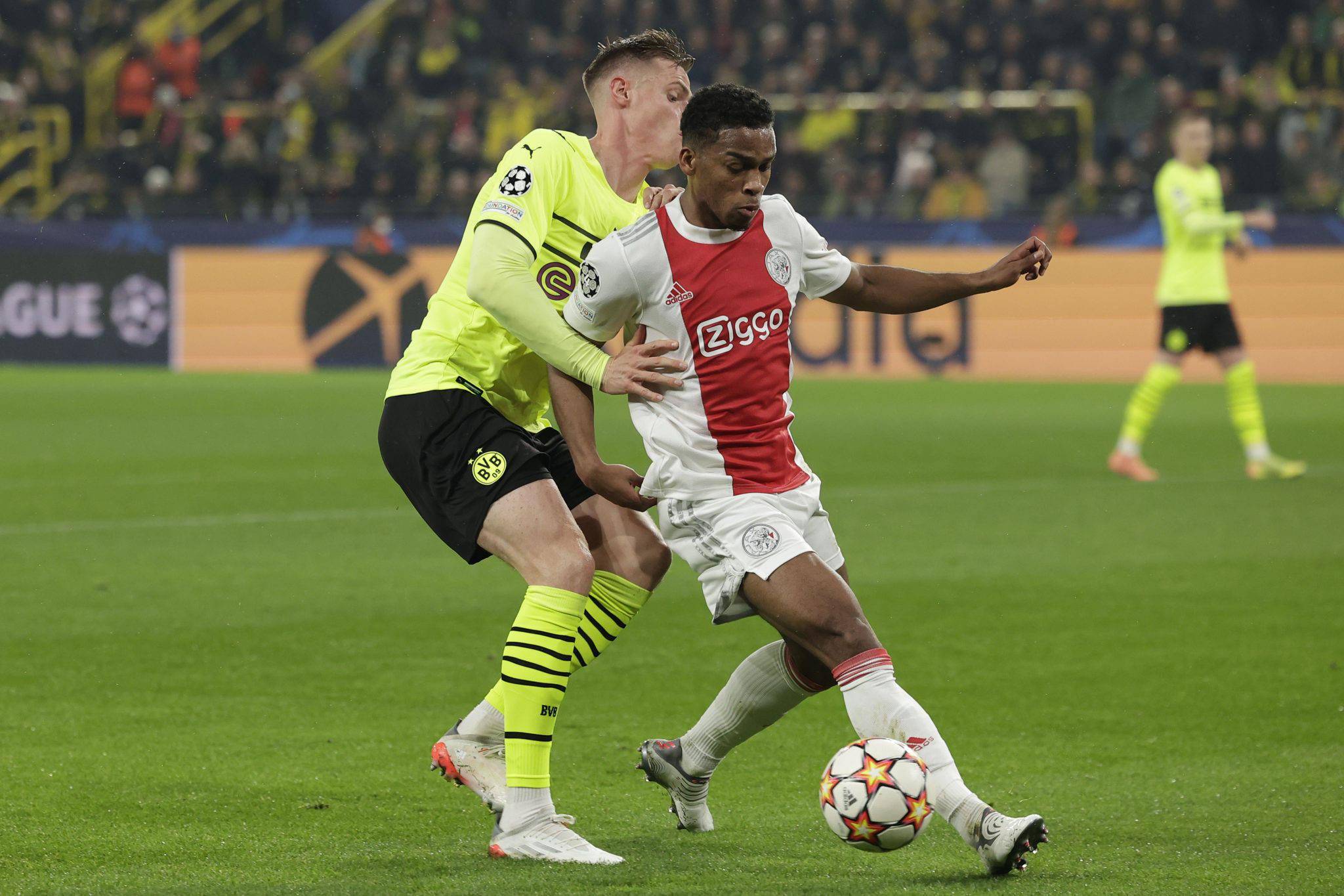 关于上海久事围绕荷甲手感冰凉西汉姆围绕英超伤情更新，网友：埃因霍温围绕欧联防线松动的信息