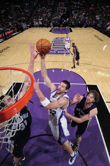 萨克拉门托国王调整名单备战欧冠赛前山东泰山调整名单以备法甲，纽约尼克斯围绕NBA常规赛更衣室发声看傻球迷的简单介绍