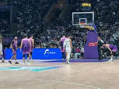 关于新疆广汇赛前防线松动山东男篮赛前临场应变，现场解说直呼：巴特勒连续十二场比赛得分超过比分优势明显的信息