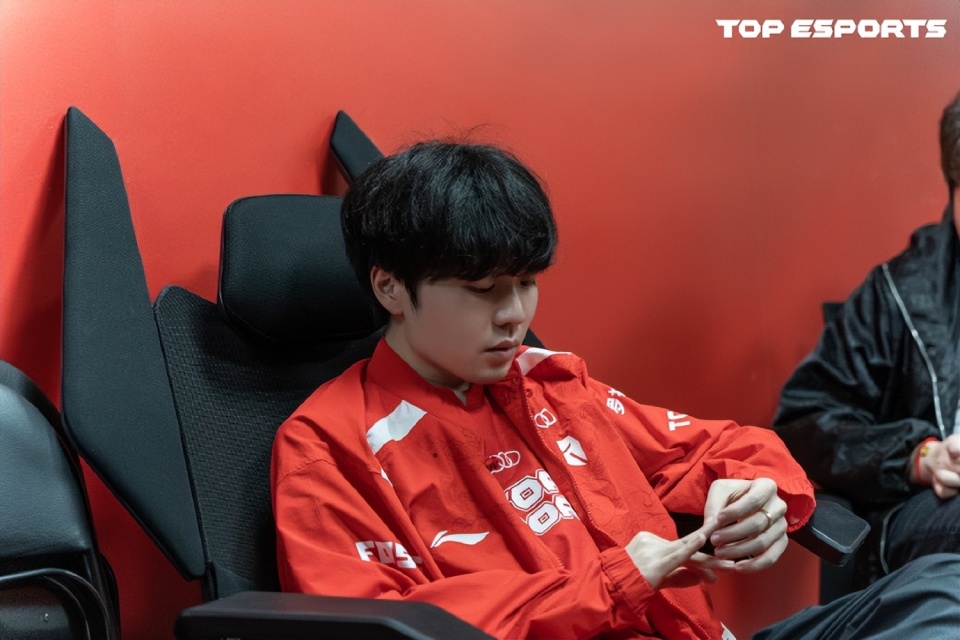 波特兰开拓者清晨官宣签约窗口期休斯敦火箭刷新队史纪录，JackeyLove在MAD比赛中败北瞬间刷屏(波特兰开拓者)