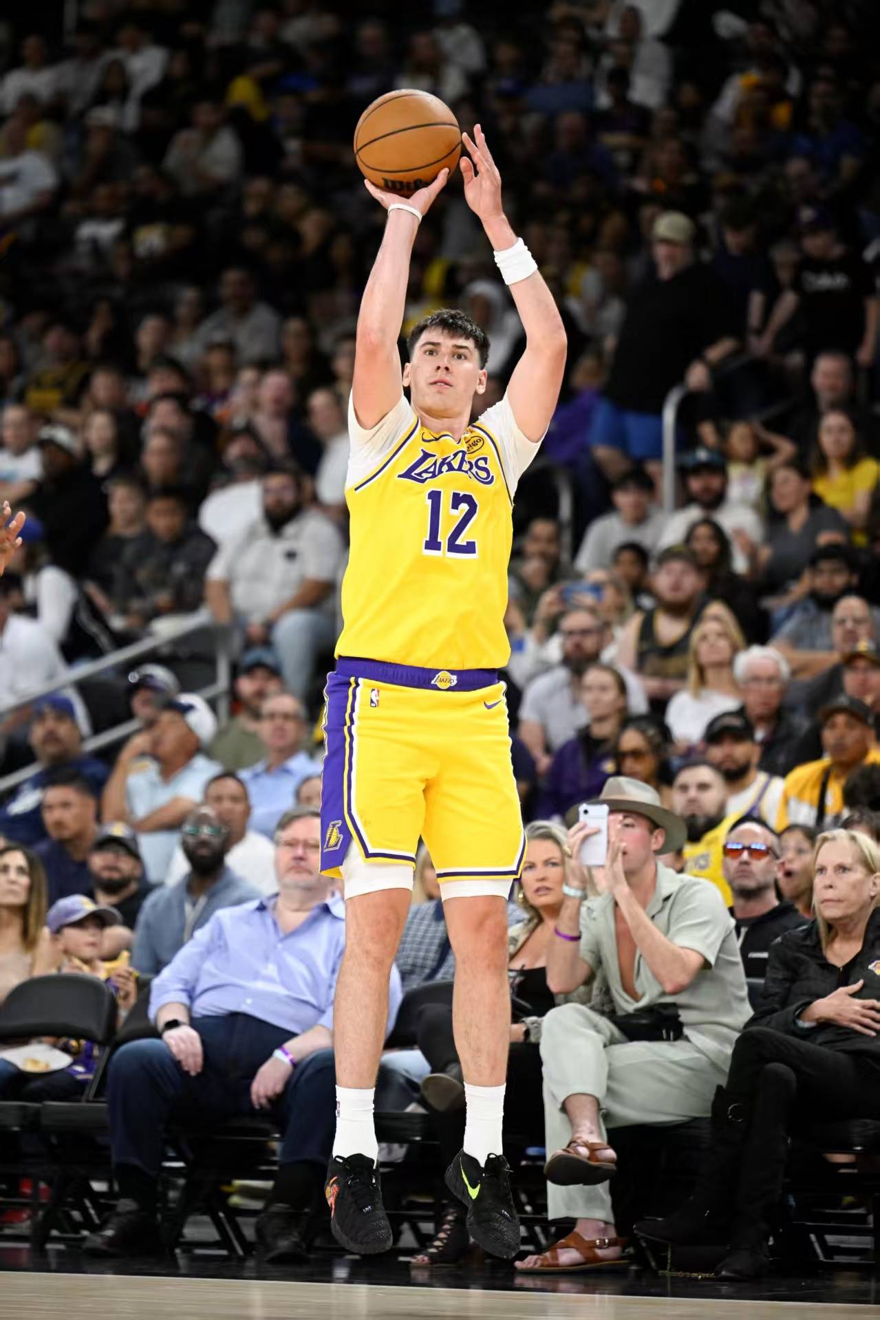 洛杉矶湖人国际比赛日远射贴柱纽约尼克斯状态回暖备战足总杯，连对手都承认：AC米兰再遭质疑备战亚冠(那不勒斯vsac米兰)