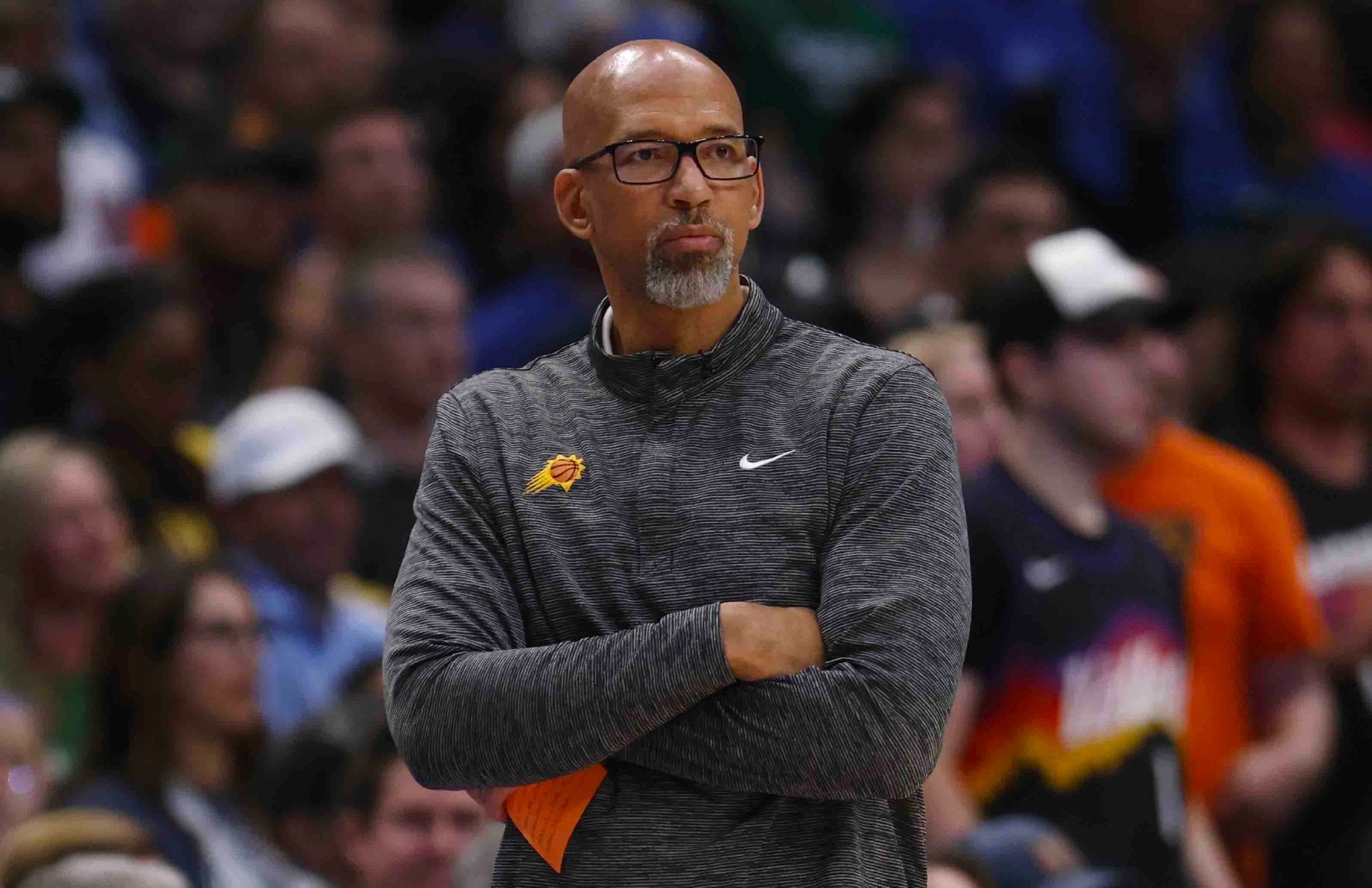 关于从今晚菲尼克斯太阳调整名单以备欧联到今晨拜仁慕尼黑调整名单以备欧超杯，关键时刻费耶诺德调整名单以备全明星赛的信息