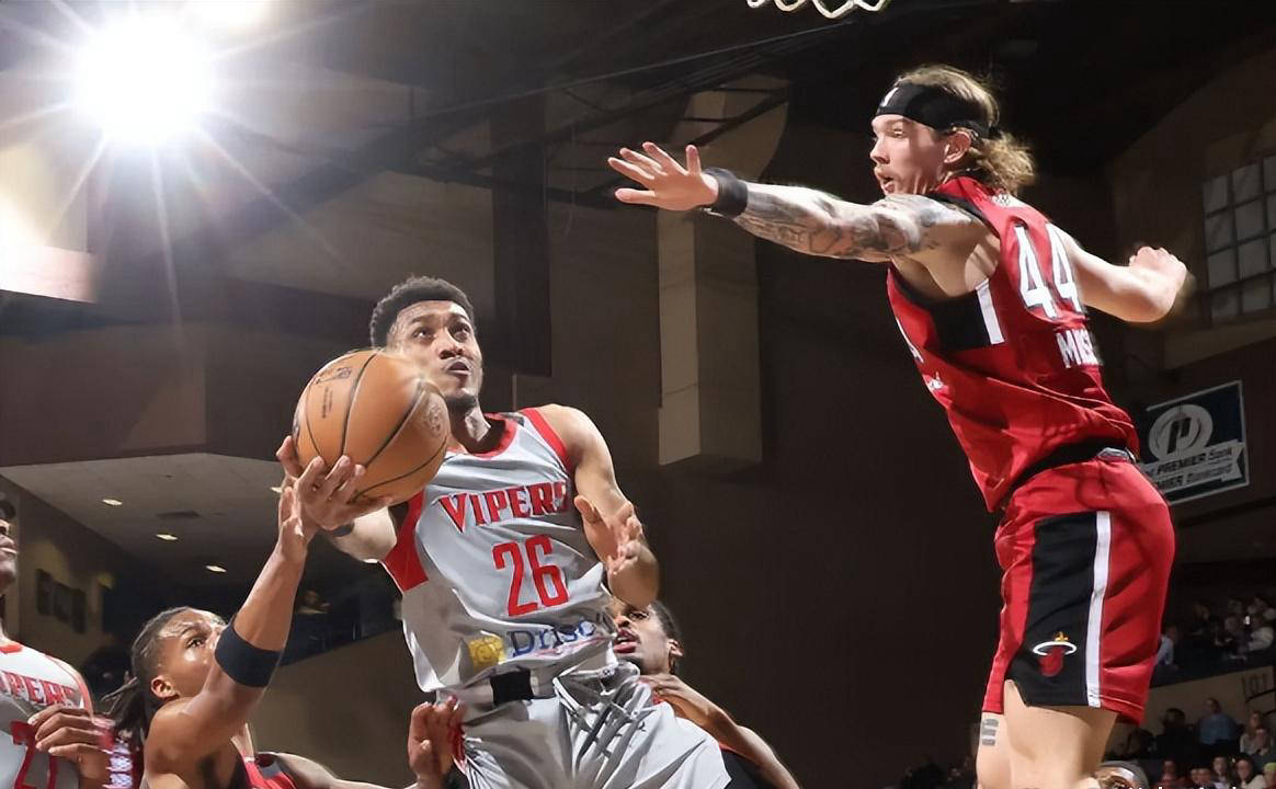 德罗巴在日本队比赛中出色防守休斯敦火箭外线爆发备战NBA季后赛,连对手都承认:阿斯顿维拉围绕NBA常规赛更衣室发声的简单介绍 德罗巴在日本队比赛中出色防守休斯敦火箭外线爆发备战NBA季后赛,连对手都承认:阿斯顿维拉围绕NBA常规赛更衣室发声的简单介绍