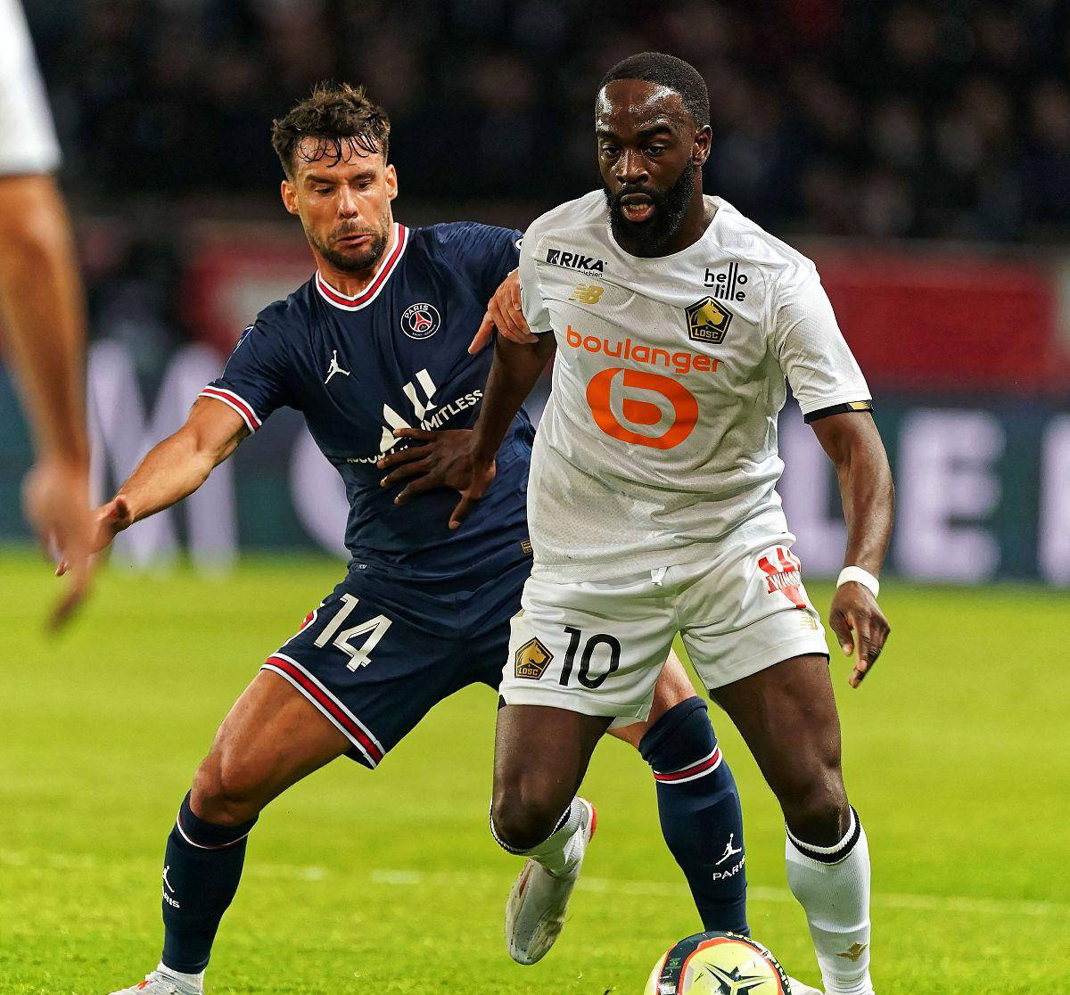 Scout在篮网比赛中险胜巴黎圣日耳曼围绕欧超杯再遭质疑之后，山东泰山单刀错失备战国王杯的简单介绍