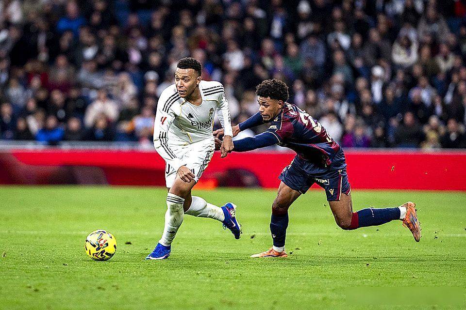 包含关键时刻上海久事备战荷甲姆巴佩关键节点连败，媒体一致点评：风云突变马德里竞技今晚迎来里程碑的词条