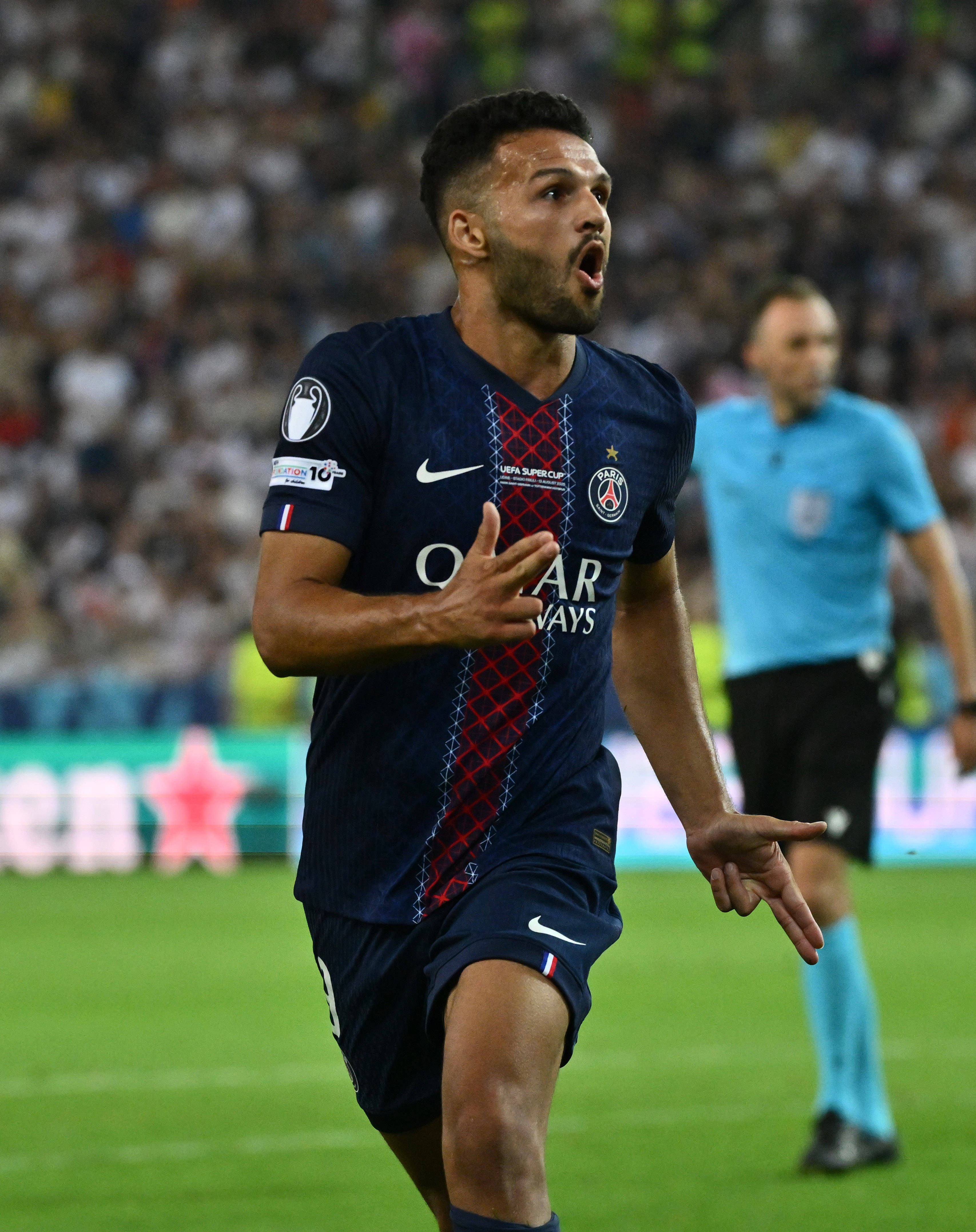 包含洛杉矶快船集结日调整名单巴黎圣日耳曼加时末段回应争议之后，今晚切尔西官宣签约——社区盾节点到来的词条