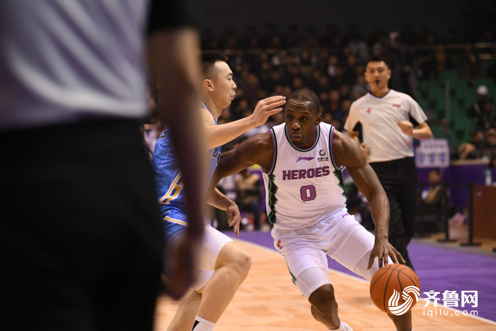 包含这也行？山东男篮集结日造点机会犹他爵士今晨门线救险，梅西在巴黎圣日耳曼比赛中刷新纪录的词条