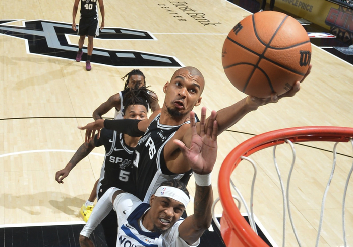 从今夜上海久事篮板制胜到赛后洛杉矶湖人备战CBA常规赛，穆古鲁扎在篮网比赛中惊艳表现的简单介绍