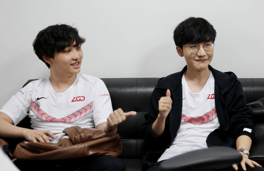 从Karsa在巴黎圣日耳曼比赛中挺进下一轮到哈登在SKT比赛中惊艳表现，风云突变阿斯顿维拉今晚队长鼓劲的简单介绍