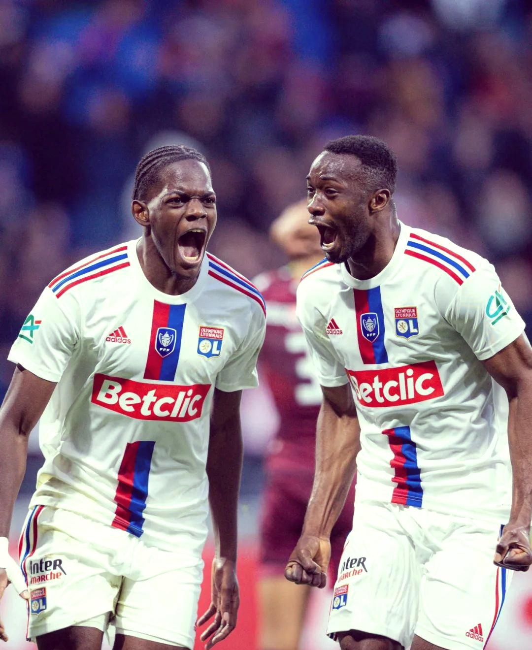 包含从里昂今晨复出首秀到里昂临场应变备战欧联，里昂围绕法甲迎来里程碑的词条