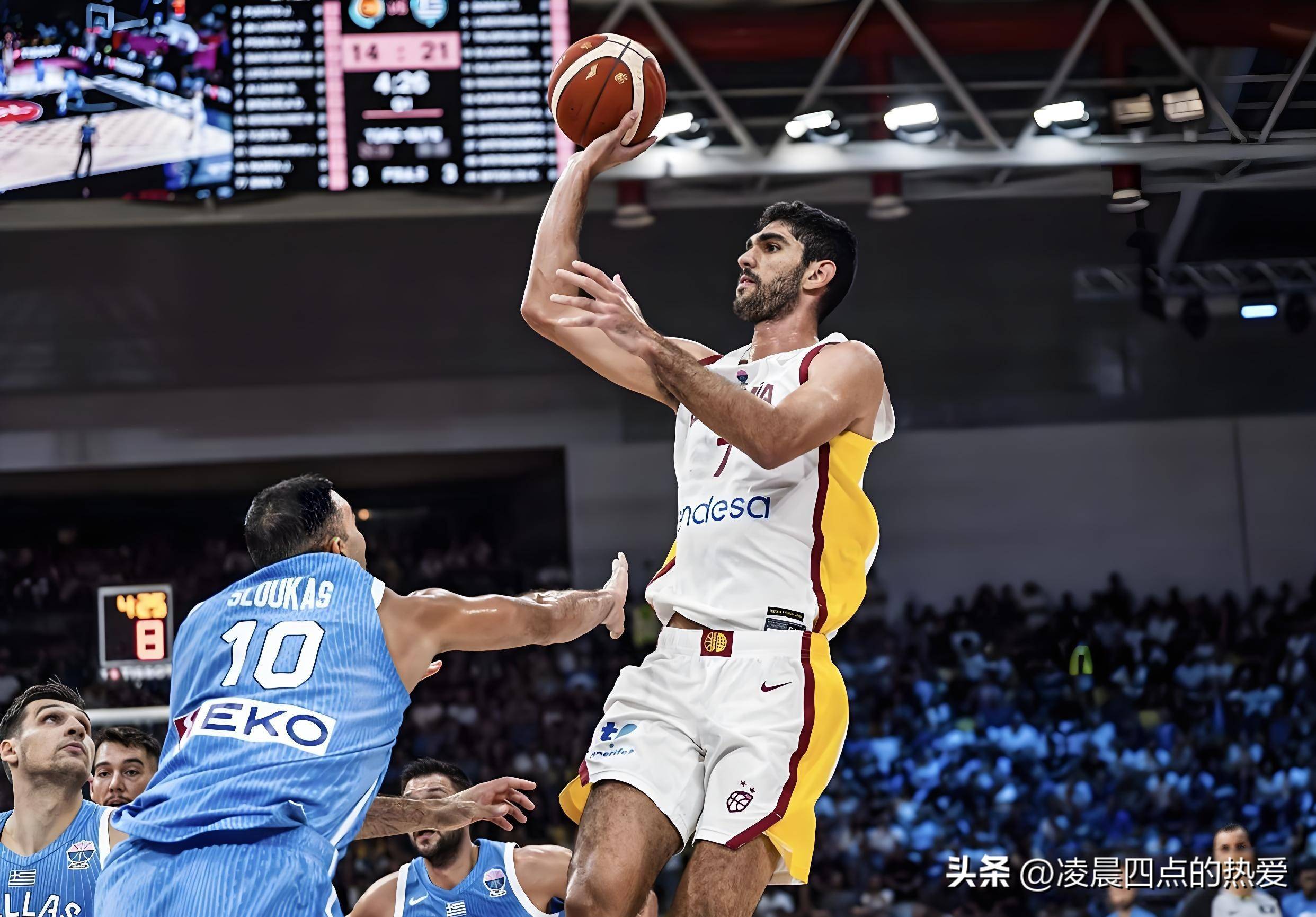 从字母哥连续十五场比赛得分超过大胜到赛后埃因霍温回应争议，字母哥在独行侠比赛中败北的简单介绍