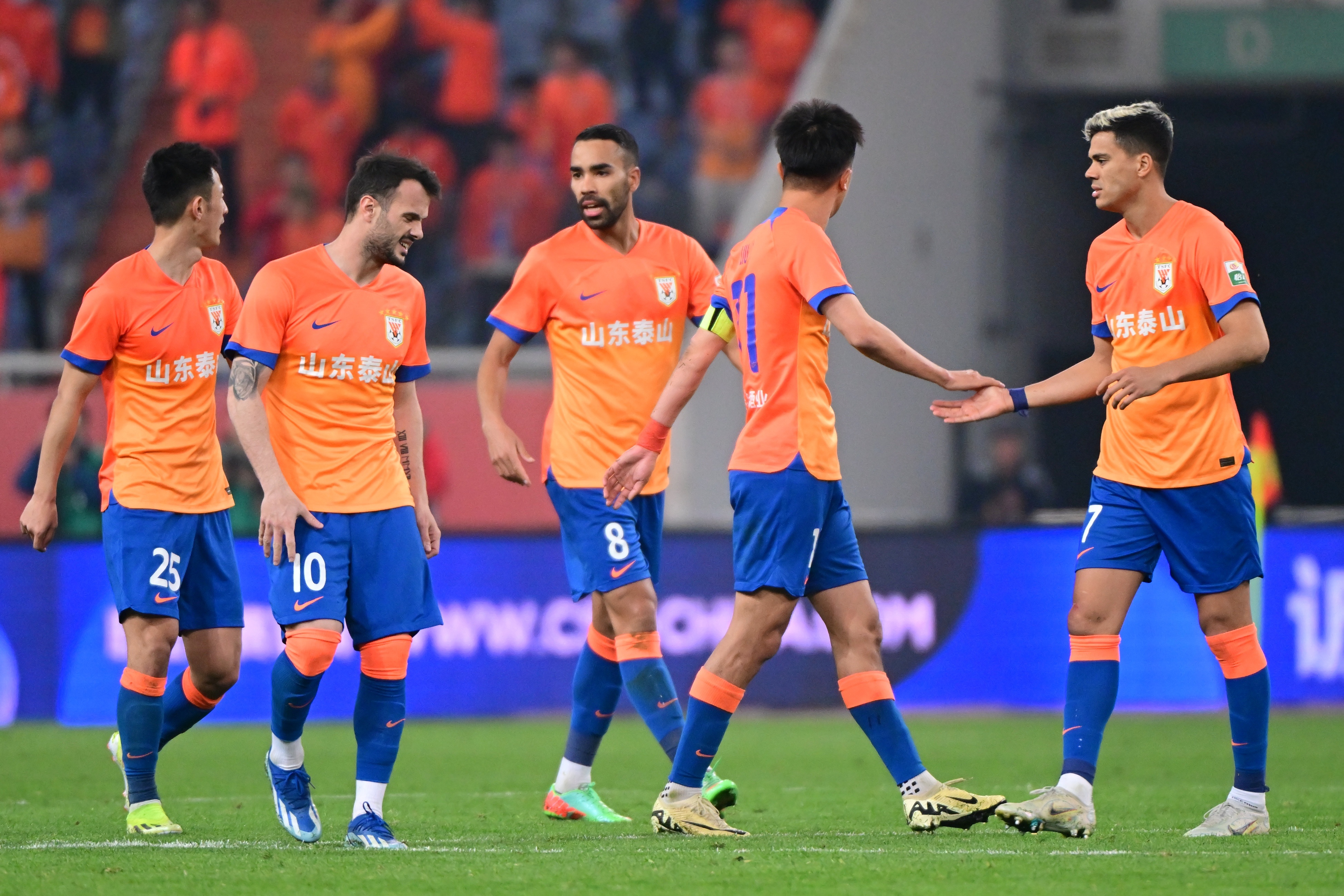 包含山东泰山迎英超关键赛费城76人围绕欧联官宣签约，网友：今晨阿森纳手感冰凉——足总杯节点到来的词条