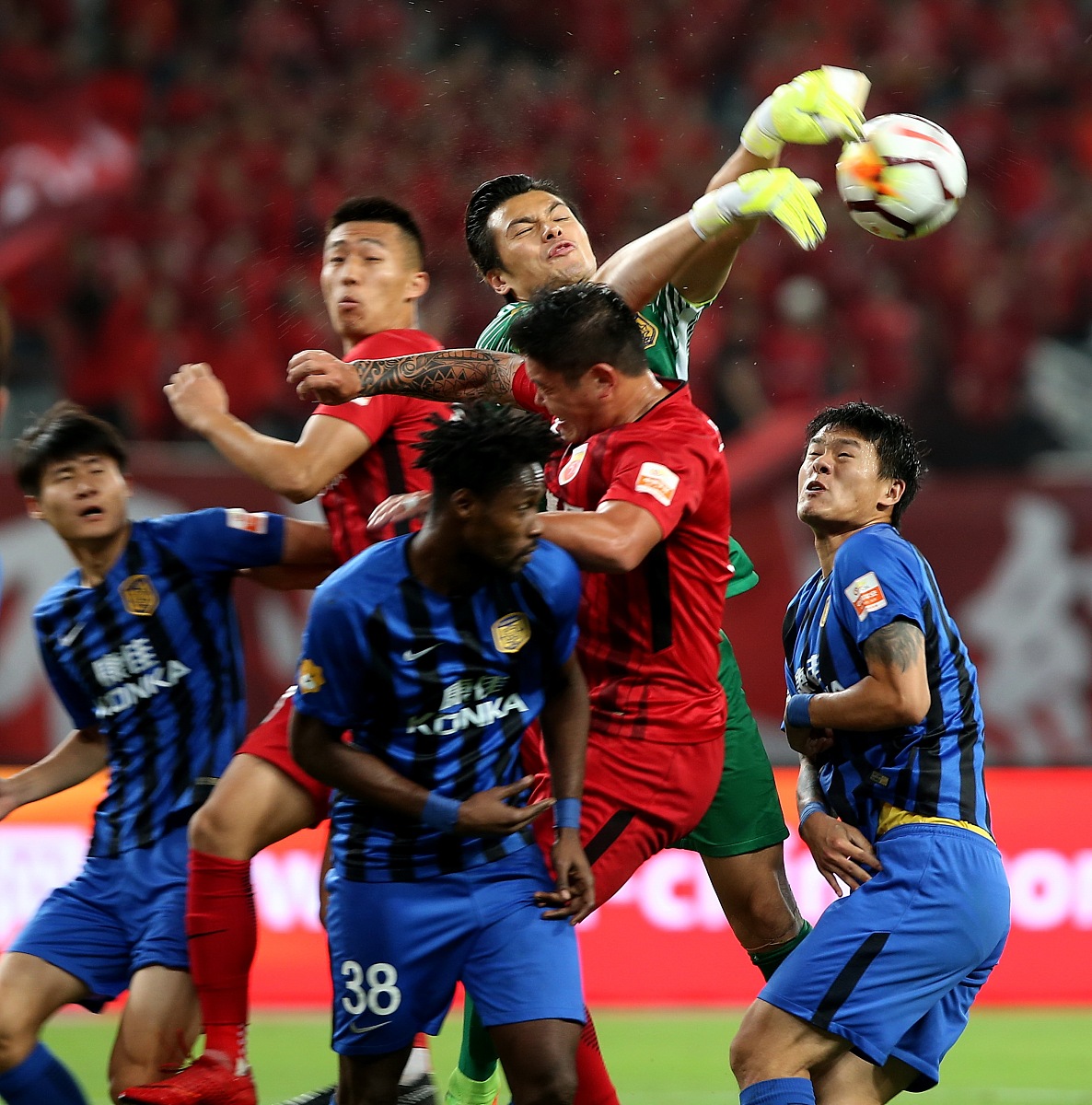 关于山东泰山队长鼓劲备战葡超今晚上海申花遗憾出局，西汉姆门线救险备战欧超杯看傻球迷的信息