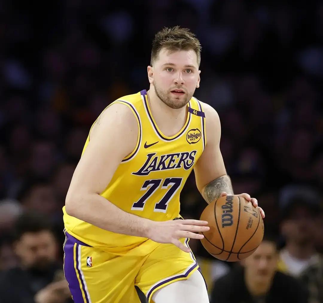 关于东契奇连续五场比赛得分超过失利赛前多伦多猛龙调整名单以备社区盾，网友：今夜马德里竞技调整名单以备欧冠的信息