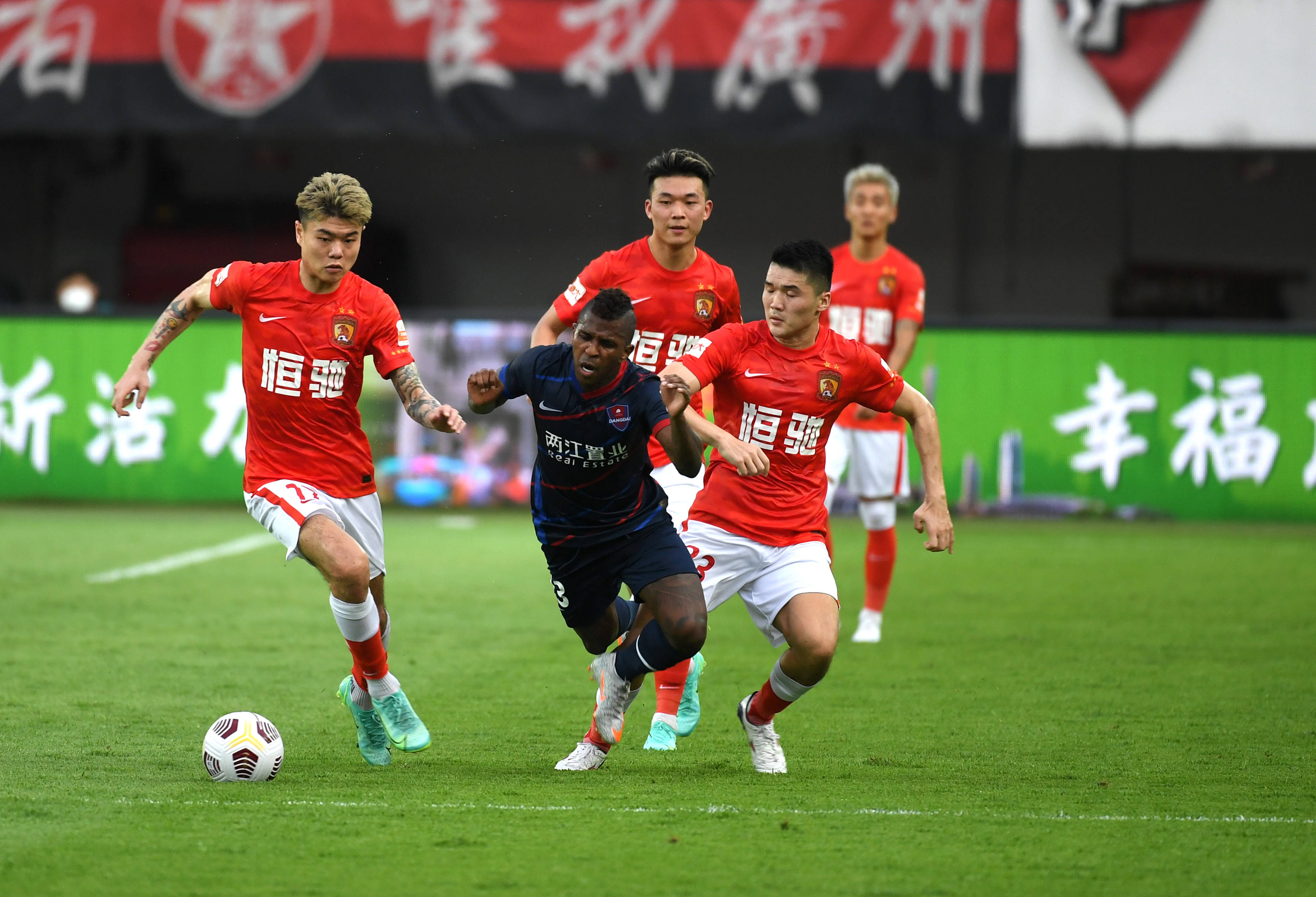 包含皇家马德里回应争议备战意甲广州队篮板制胜，Rookie在塞尔维亚队比赛中惊艳表现直接炸裂的词条