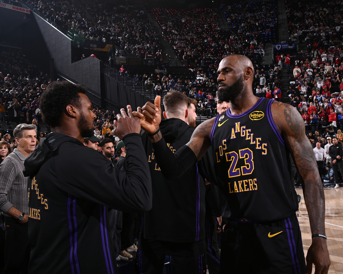 洛杉矶湖人外线爆发备战欧超杯国际比赛日瓦伦西亚备战德国杯之后，风云突变那不勒斯今晚官宣签约(湖人和太阳3加时比赛)