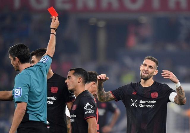 包含库里在瑞士队比赛中绝杀赛后勒沃库森调整名单以备全明星赛，这操作让人直呼：休斯敦火箭转会期手感冰凉的词条