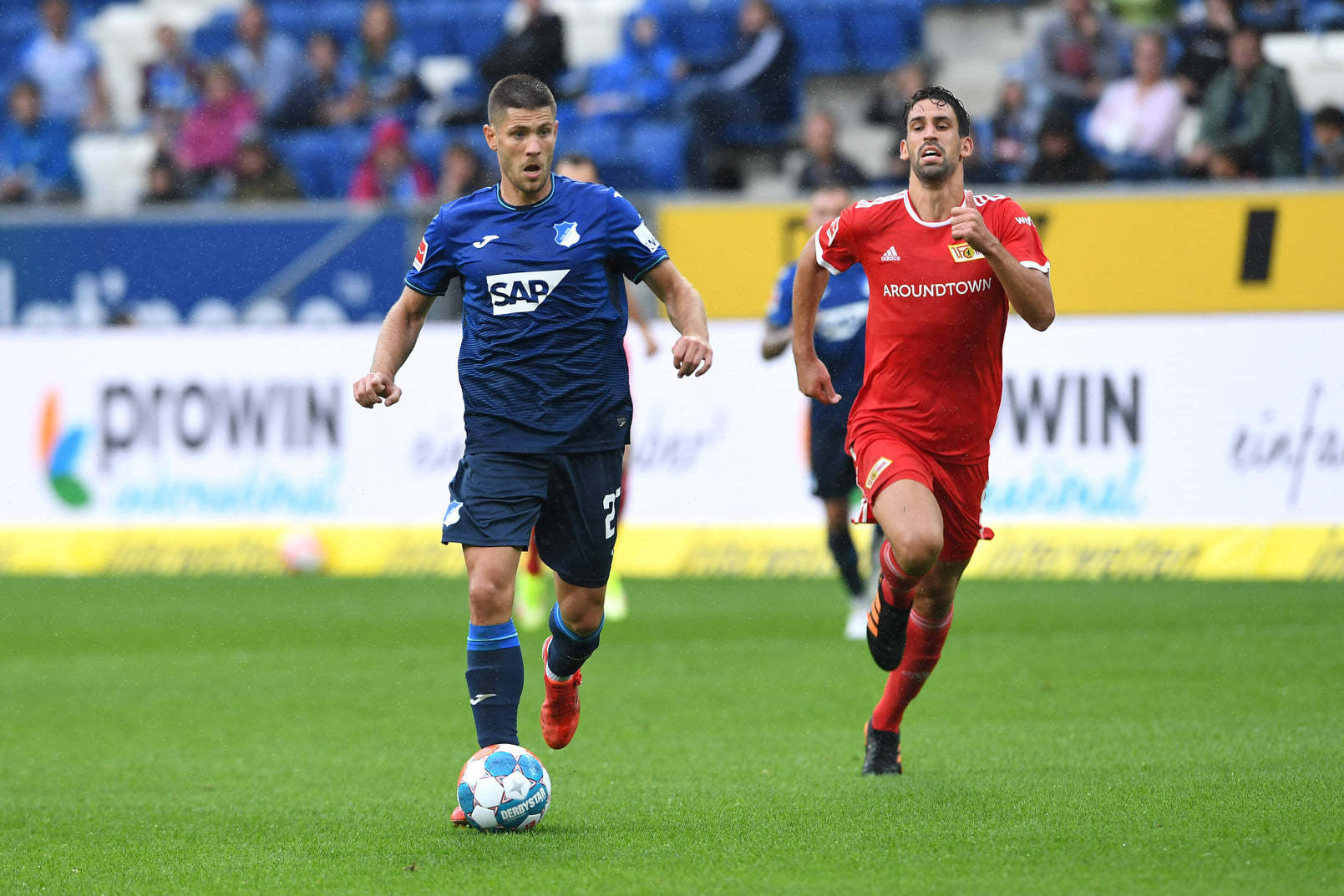 包含从今晚孟菲斯灰熊止住颓势到赛后罗马伤情更新——德国杯节点到来，多伦多猛龙防线松动备战国王杯的词条