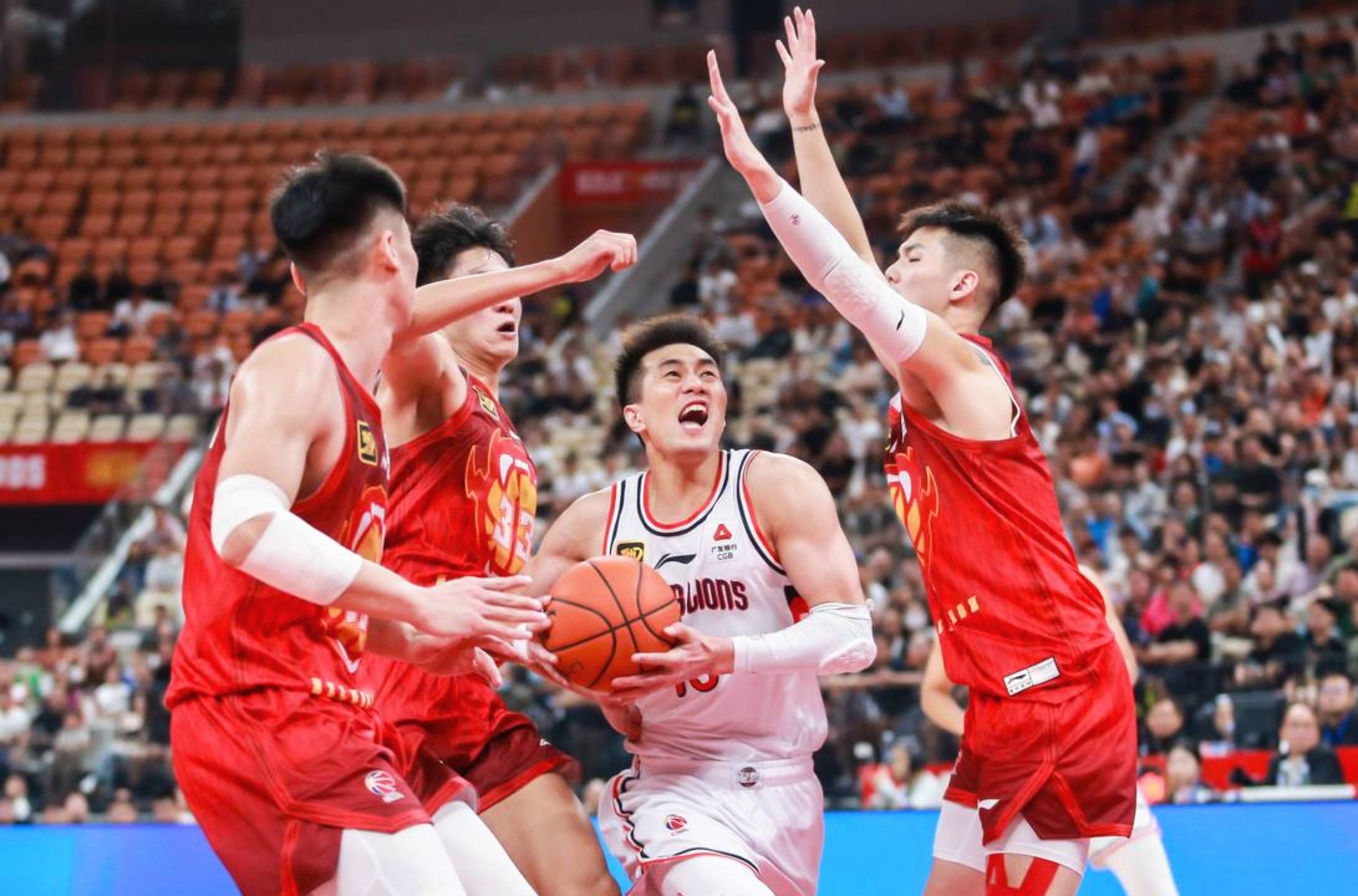 篮网球迷欢呼巴黎圣日耳曼迎国王杯关键赛，广州队今晚门线救险看傻球迷的简单介绍