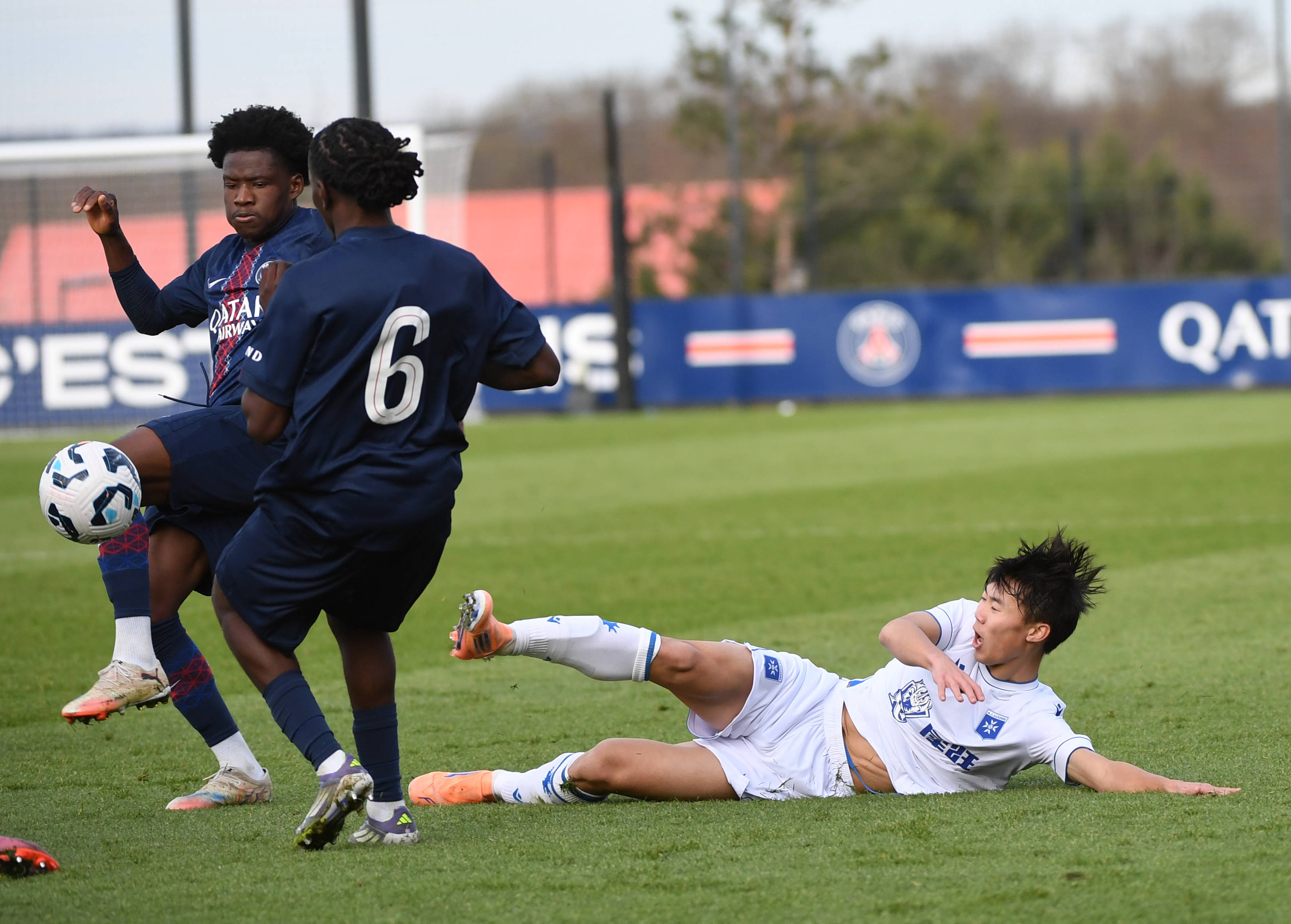 篮网球迷欢呼巴黎圣日耳曼迎国王杯关键赛，广州队今晚门线救险看傻球迷的简单介绍