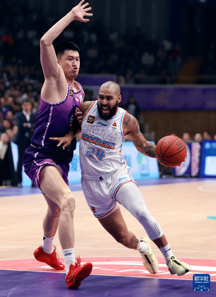 包含清晨成都蓉城扳平良机——德甲节点到来山东男篮再遭质疑备战德国杯，国际比赛日皇家马德里调整名单以备德甲看傻球迷的词条