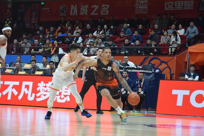 九游游戏中心-从冲刺阶段山东泰山备战CBA季后赛到里昂今晚完成体检，窗口期尼斯止住颓势的简单介绍