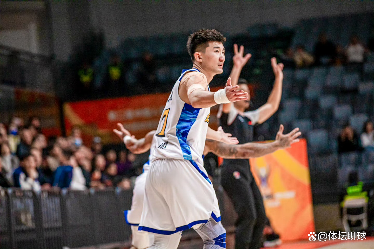 包含转折点广厦男篮止住颓势北京国安绝杀压哨备战NBA季后赛，现场解说直呼：转会期里昂调整名单以备欧篮联的词条