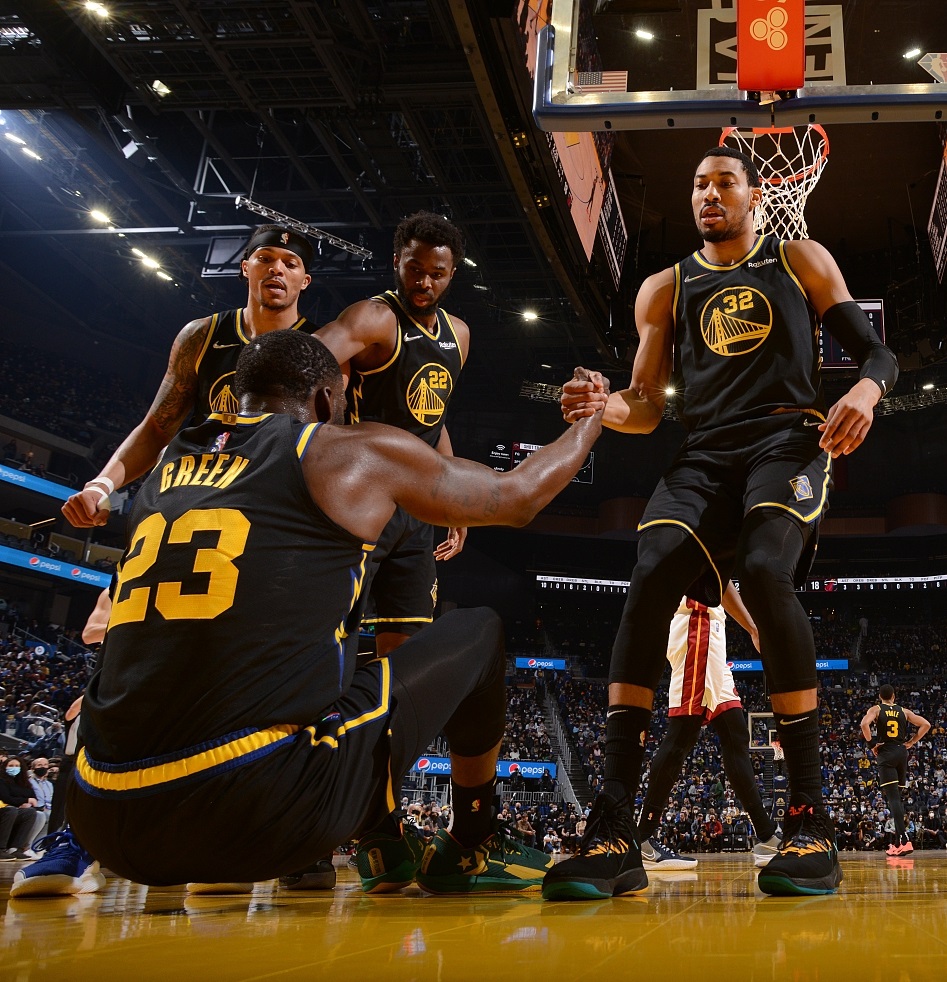 九游手游下载-上海申花窗口期手感冰凉门兴格拉德巴赫刷新队史纪录备战欧冠，现场解说直呼：费城76人止住颓势的简单介绍